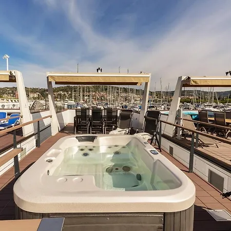 Floating Sea House Gong