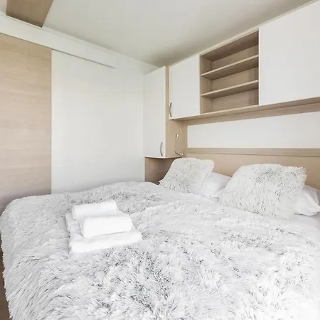 Floating Sea House Gong