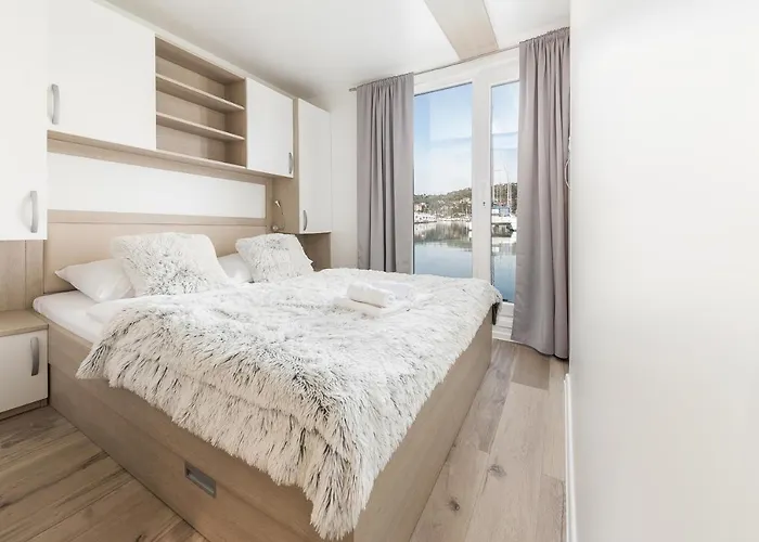 Floating Sea House Gong *