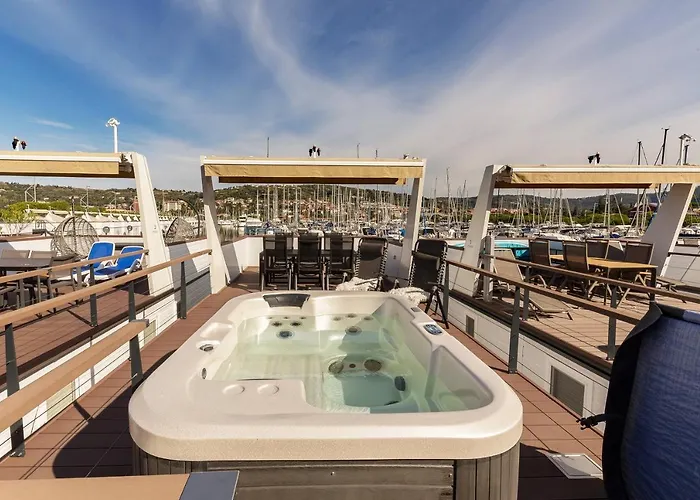 Floating Sea House Gong