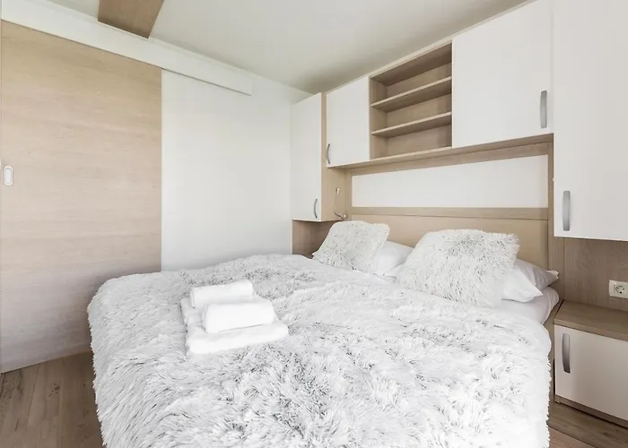 Floating Sea House Gong